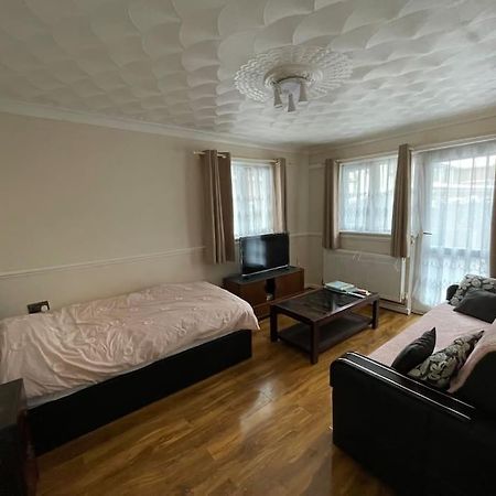 Spacious Bungalow In London, Near Central London, The Excel Centre And The O2, Ideal For Families Eksteriør bilde